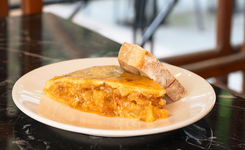 Una de las mejores tortillas de patata se come en Marbella - Tortilla de patatas en