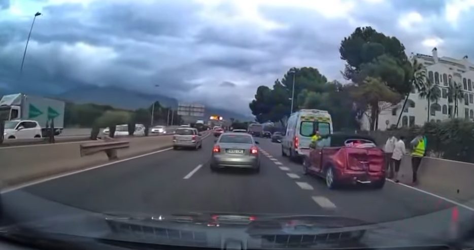 Una mujer de 55 años evacuada al Hospital Costa del Sol tras sufrir un accidente en la A-7 en Marbella - accidente a 7 24 octubre Accidente en la A-7 a la altura de El Corte Inglés. / MSQ
