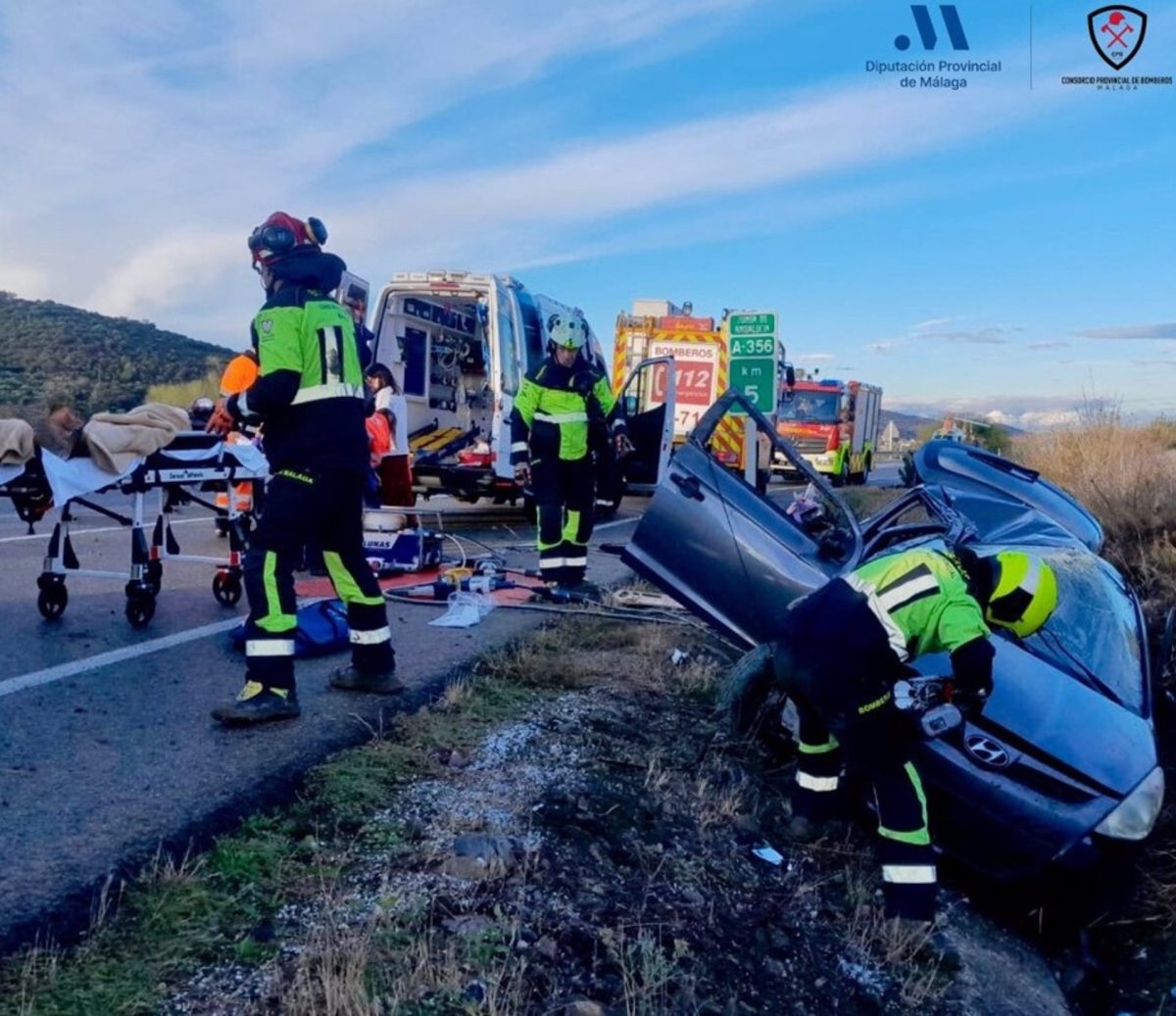 Tres mujeres heridas tras un accidente de tráfico en la A-356 en Casabermeja - accidente casabermeja Efectivos intervienen en un accidente en el témino municipal de Casabermeja - CPB