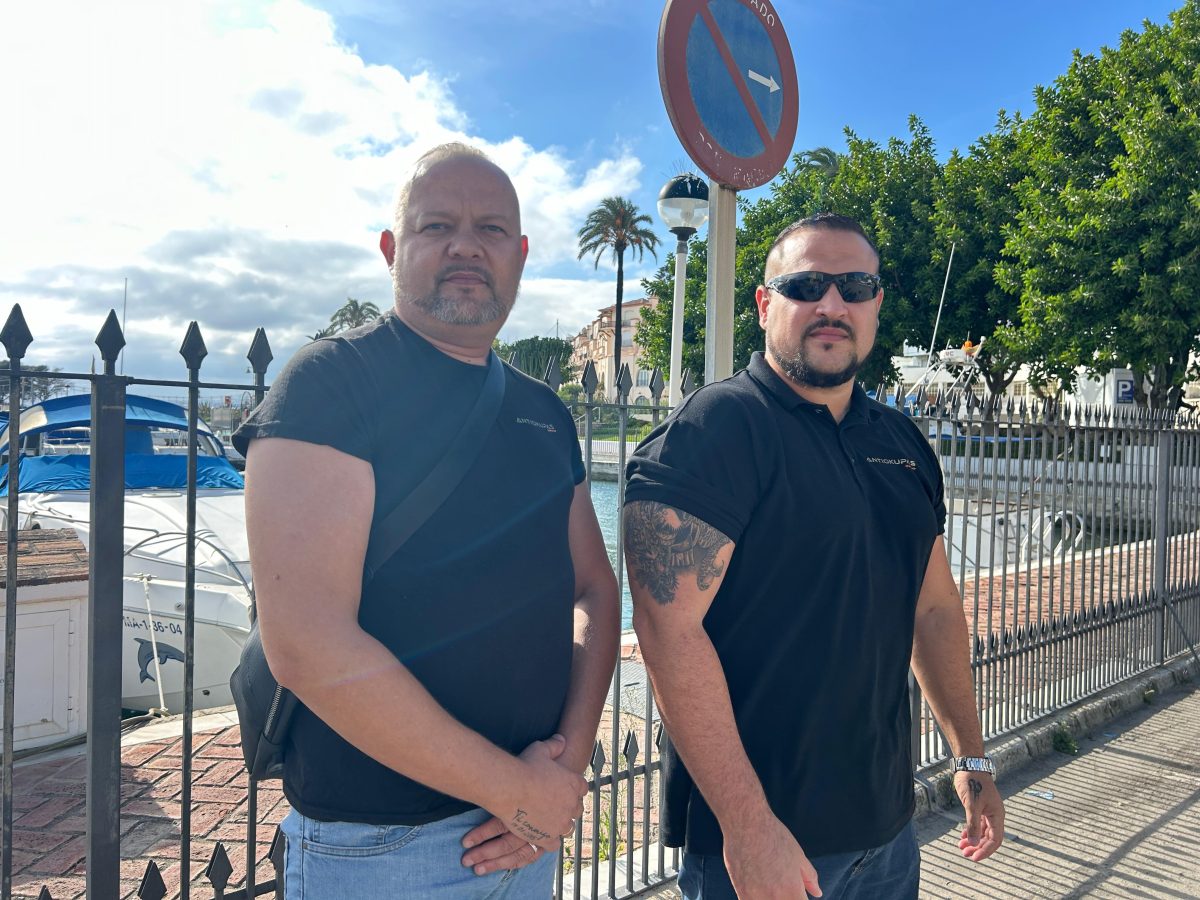 Antiokupas recupera una villa en Manilva tras echar a una inquilina que no pagaba - antiokupas manilva Jairo y Rafa, del equipo de Antiokupas Group. / D.DIMITRESCU