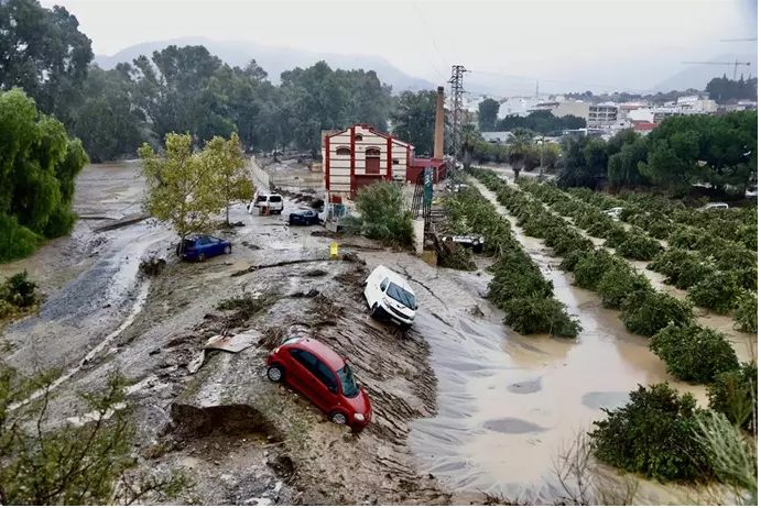 Tres personas dadas de alta tras ser rescatadas de las inundaciones en Málaga - captura 4 Coches destrozados tras el paso del la Dana. A 30 de octubre de 2024, en Málaga, Andalucía (España)./ EP