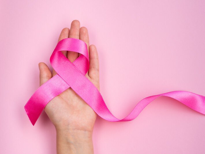 Fuengirola se une a la lucha contra el Cáncer de Máma con una carrera solidaria - close up breast cancer concept with ribbon 1603183170 w710 Día Mundial del Cáncer.
