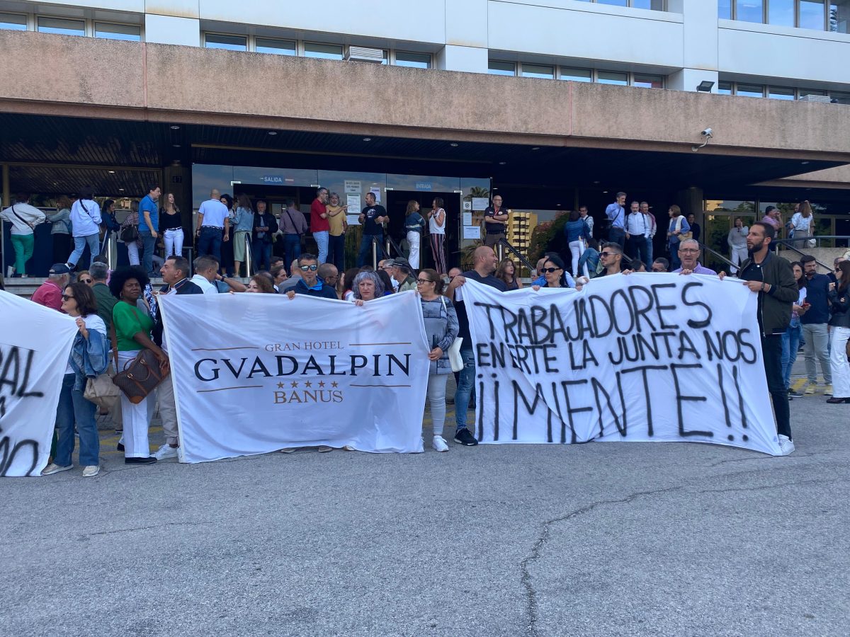 Trabajadores del Guadalpín Banús se vuelven a movilizar por el futuro del hotel - concentracion guadalpin banus Concentración de los trabajadores del Guadalpín Banús. / E.CASTILLEJO