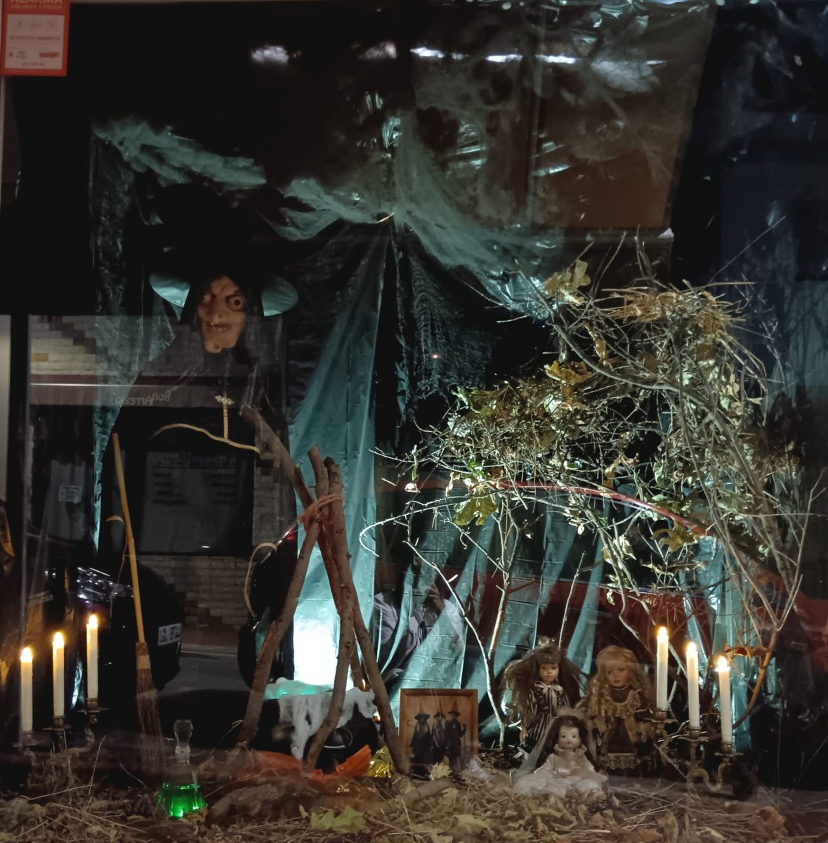 Brujas, muñecas de porcelana y velas para la noche de Halloween en el escaparate de 'Lima Limón' - escaparate lima limon halloween Escaparate 'Lima Limón' de Halloween en Benalmádena. / E.CASTILLEJO