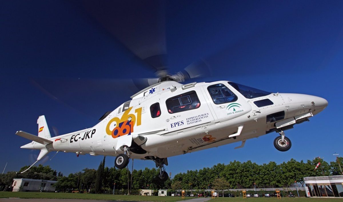 Muere un trabajador de 34 años atrapado bajo un camión hormigonera en Riogordo - helicoptero 061 Helicóptero del 061
