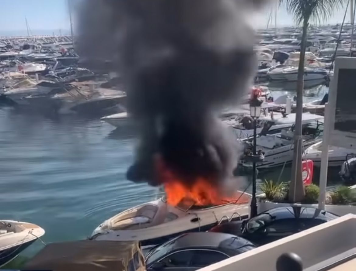 Sale ardiendo un barco en Puerto Banús - incendio barco puerto banus Un barco sale ardiendo en Puerto Banús, Marbella. / MSQ