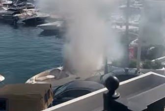 Arde un yate en el pantalán número 8 de Puerto Banús - recorte yate Arde un yate en el pantalán número 8 de Puerto Banús - recorte yate