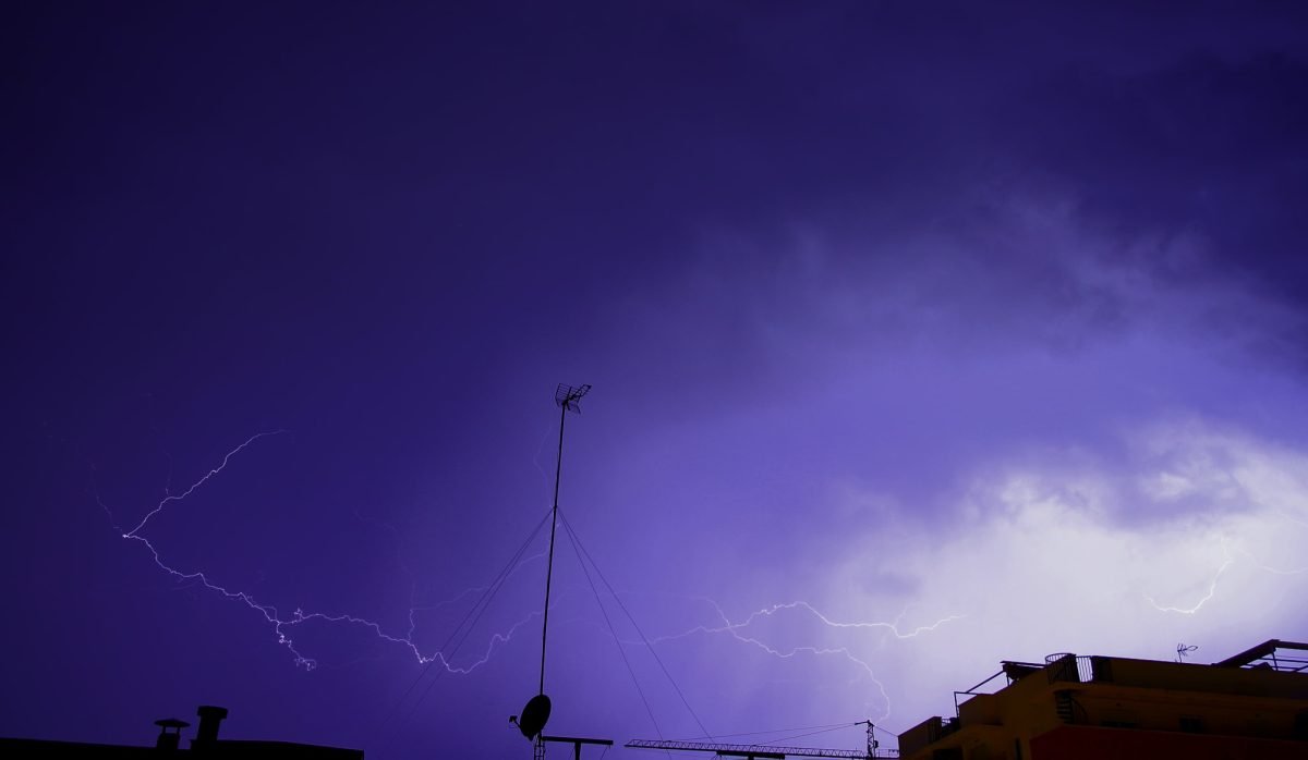 Desactivado el aviso rojo, pero se mantiene el amarillo para esta noche por lluvias y tormentas - tormenta 9 Imagen de la tormenta eléctrica de la pasada noche. Foto: Pablo Aragón Macías.