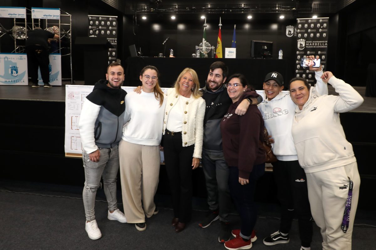 Marbella sortea las primeras viviendas de alquiler joven con precios asequibles - 0H3A9637 1 La alcaldesa, Angeles Muñoz, junto con los 18 seleccionados.