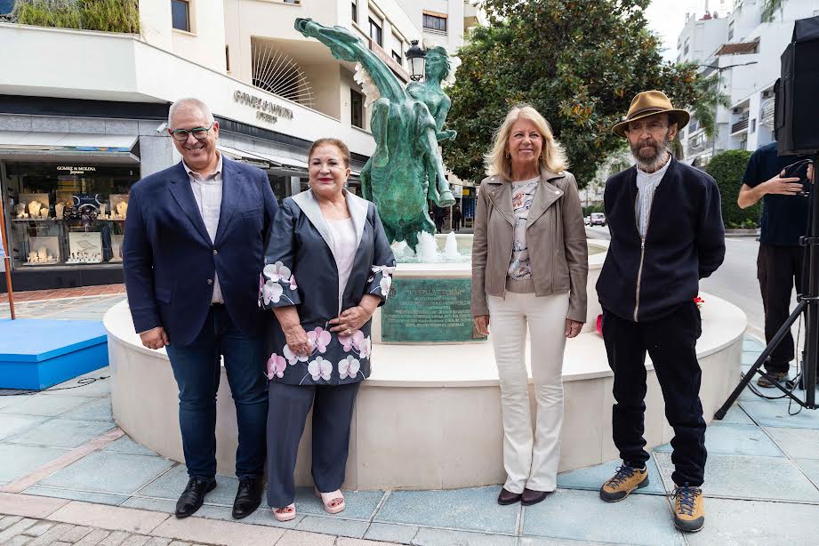 Marbella recupera la conocida como 'Fuente del caballo' en uno de los accesos al casco antiguo - 1 1 La alcaldesa de Marbella junto al monumento.