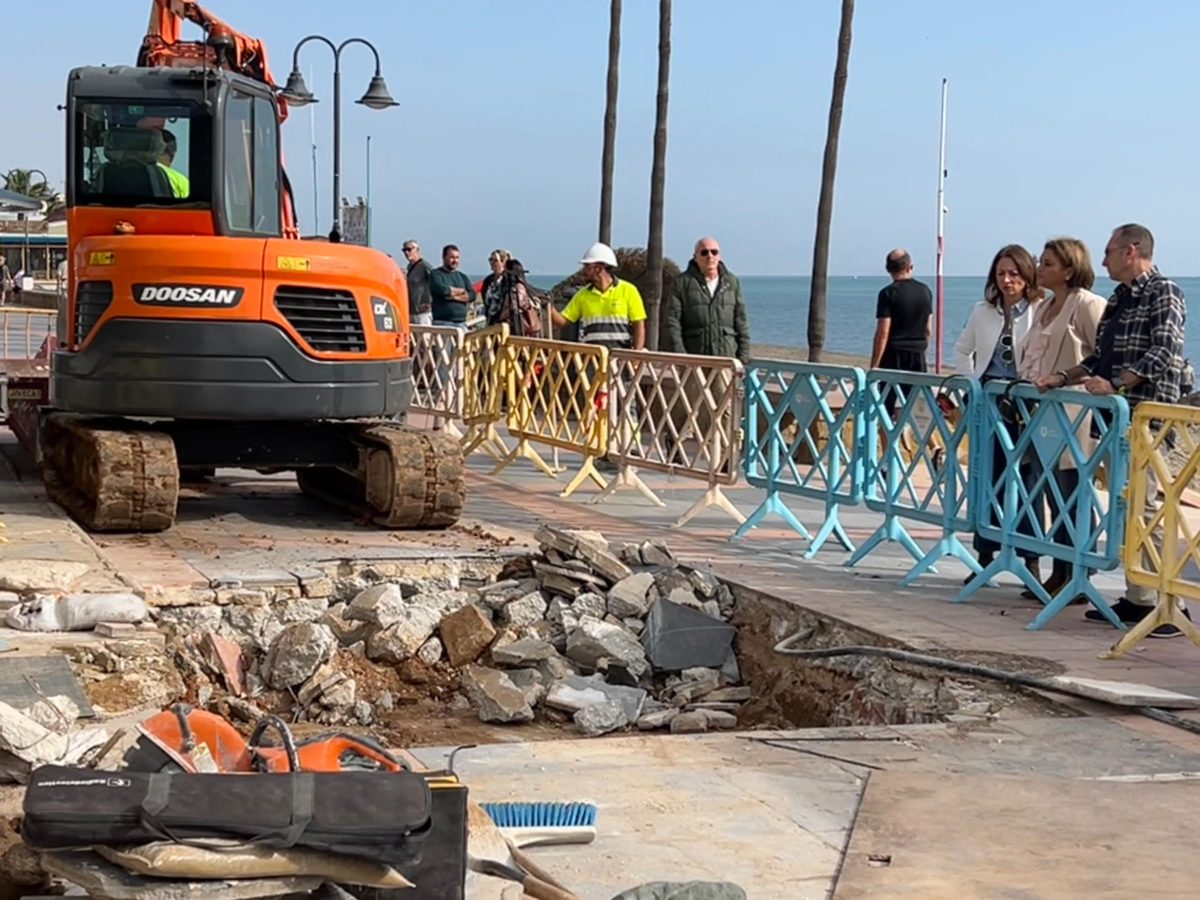 Torremolinos recupera las playas más afectadas por la DANA - 20241105 DANA Torremolinos02 Trabajos de recuperación del litoral en la zona del Saltillo.