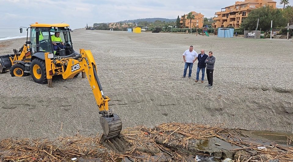 Manilva lleva a cabo un operativo de emergencia para supervisar las zonas de riesgo por la alerta roja de lluvias - 465271336 956560046507937 9122940795770374279 n El Ayuntamiento de Manilva refuerza medidas ante la alerta roja por lluvias intensas.