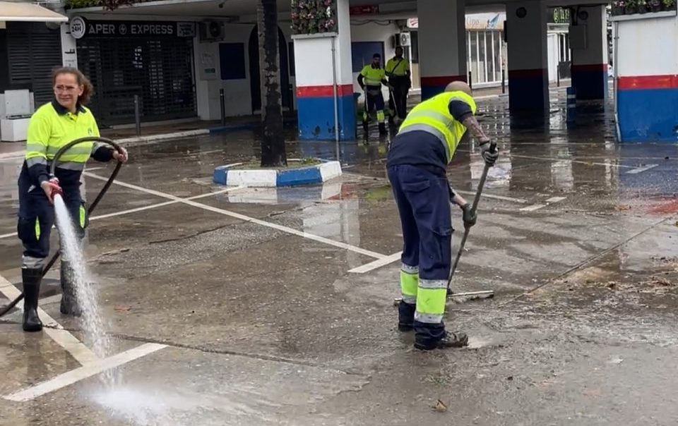 Las consecuencias de la DANA en Marbella: incendios en viviendas tras las intensas lluvias - 466925847 18289820848210968 435611601024596196 n e1731664160992 Operarios de Marbella limpiando tras el paso de la DANA.