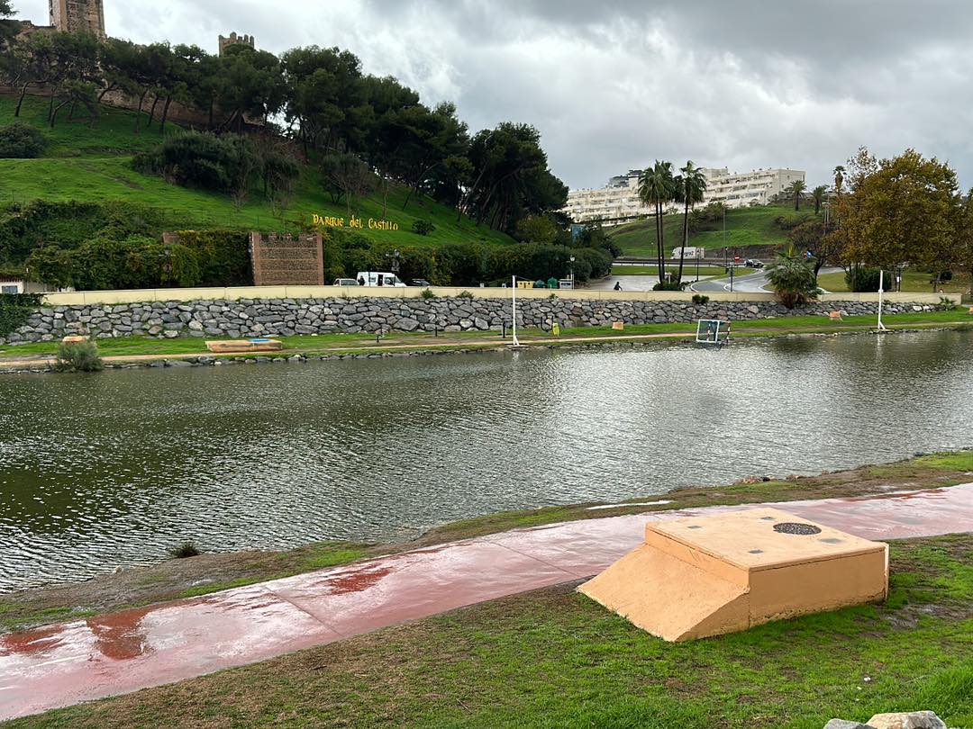 Fuengirola toma medidas preventivas ante la DANA, con cortes de tráfico y alerta por aumento del nivel del río - 466974066 984417480390136 6948784451747923811 n Subida del río por las lluvias intensas en Fuengirola./ AYTO DE FUENGIROLA