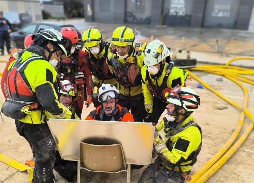 Conceden la Medalla de Oro a los Bomberos de Fuengirola por su labor en la DANA de Valencia - 468015293 18044821538153697 4030759116518328509 n Bomberos Fuengirola en Valencia.