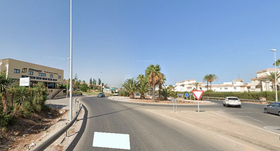 A-7 de Estepona a Guadiaro, una de las carreteras más peligrosas de España por la noche - A7 a su paso por la urbanizacion Buenas Noches Una de las 11 rotondas de la A-7 en la zona de Buenas Noches, Estepona.
