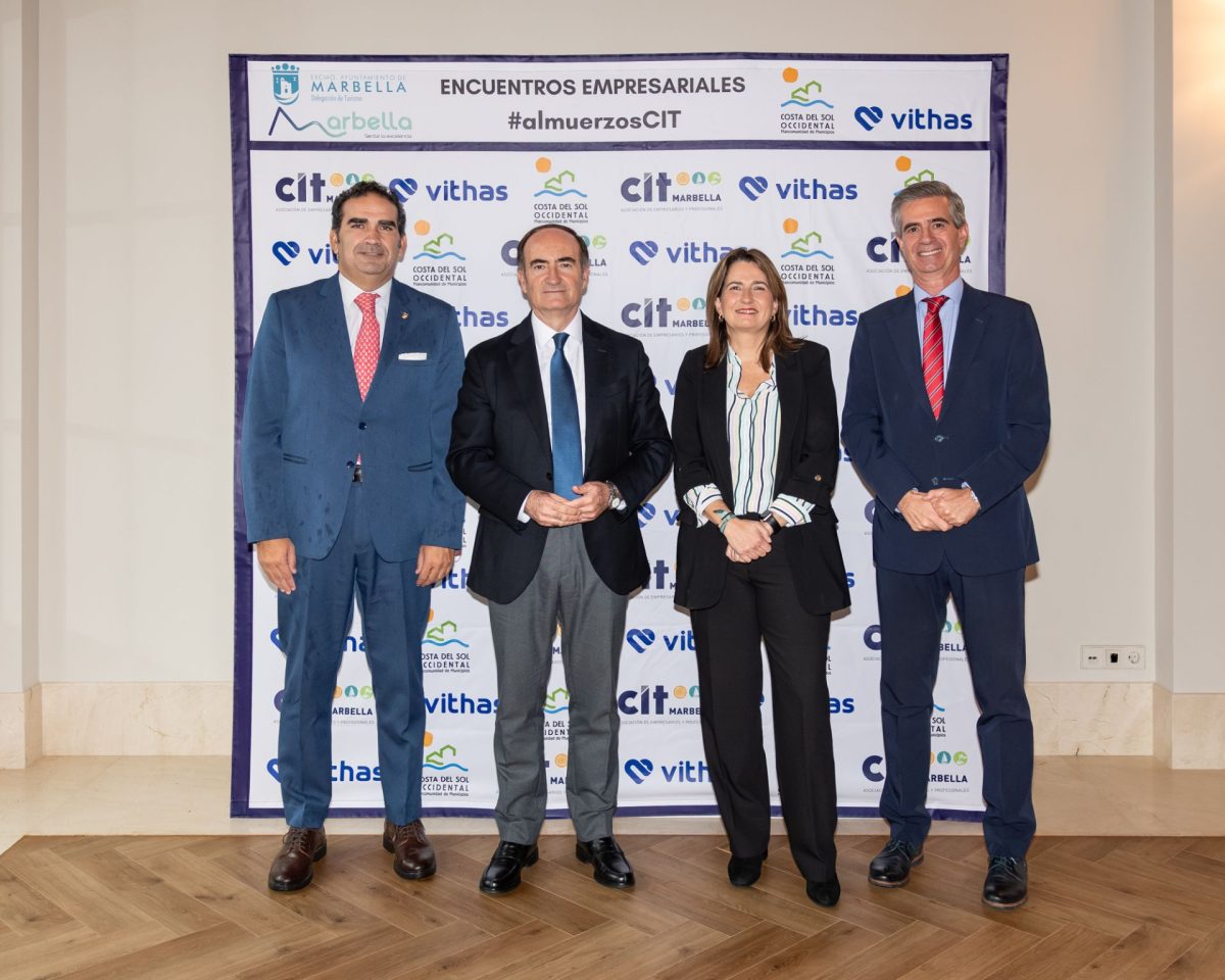 El Puerto de Algeciras, aliado estratégico para el tejido empresarial de la Costa del Sol - APBA y Cit De izquierda a derecha, Manuel Cardeña, presidenta de la Mancomunidad de la Costa del Sol, Gerardo Landaluce, presidente de la APBA, Bárbara Torres, directora médica de Vithas, y Juan José González, presidente de Cit. Área