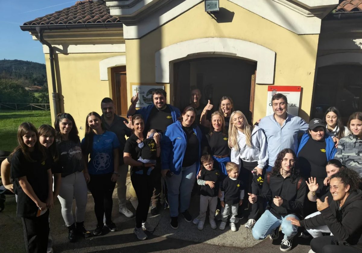 Ana Mena muestra su lado más solidario, y envía a Valencia una gran cantidad de productos - Ana Mena Ana Mena, en la asociación Xente Xoven con vecinos de Serín, Asturias.