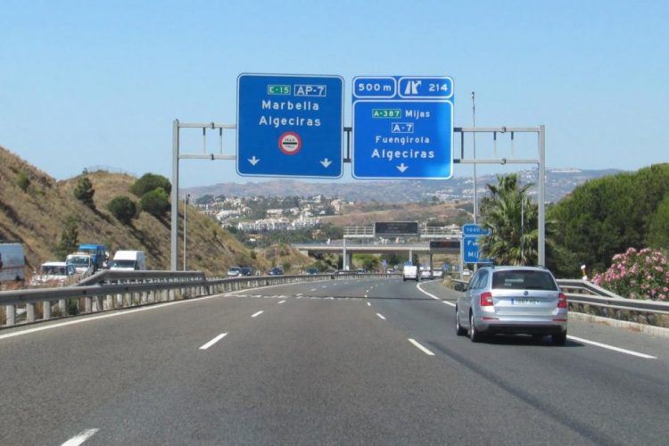 15 años de lucha contra el ruido de la AP-7: La urbanización mijeña La Sierrezuela exige medidas urgentes - Autopista Algeciras ESTEPONA 750x500 1 Vehículos circulando por la AP-7, en la provincia de Málaga.
