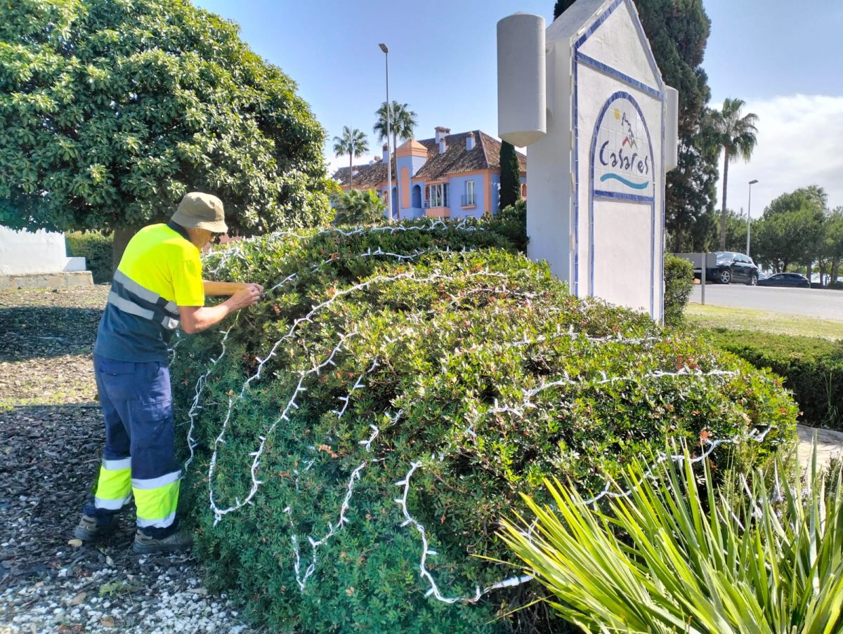 Casares inicia el montaje de la iluminación navideña - Casares Navidad 2 Montaje de decoración navideña en la rotonda de la A-7.