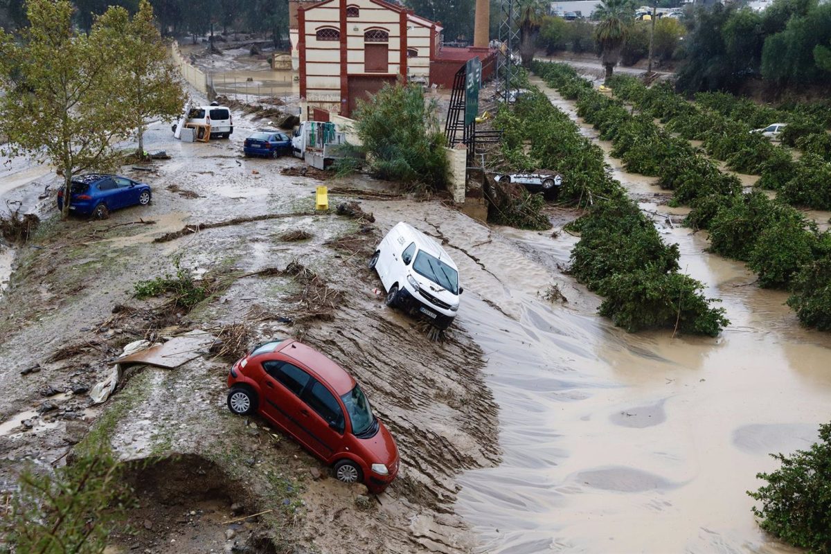 Álora corta el suministro de agua por "la turbidez" - Destrozo coches Álora corta el suministro de agua por "la turbidez" - Destrozo coches
