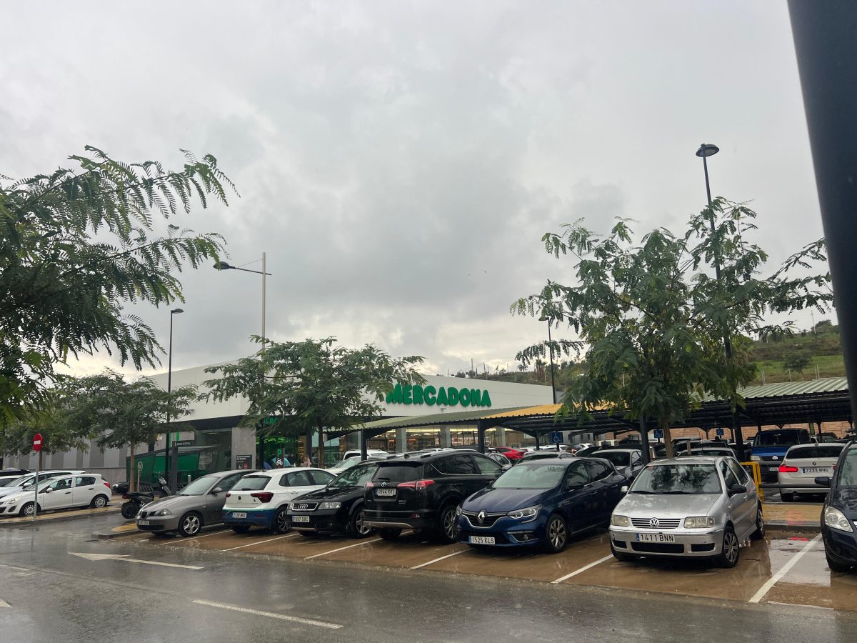 Mercadona decide dejar abiertos sus establecimientos de Málaga a pesar de la alerta roja - Imagen de WhatsApp 2024 11 13 a las 11.54.32 60fb88cf Supermercado de Estepona abre durante la alerta roja por la DANA./ D. MACÍAS