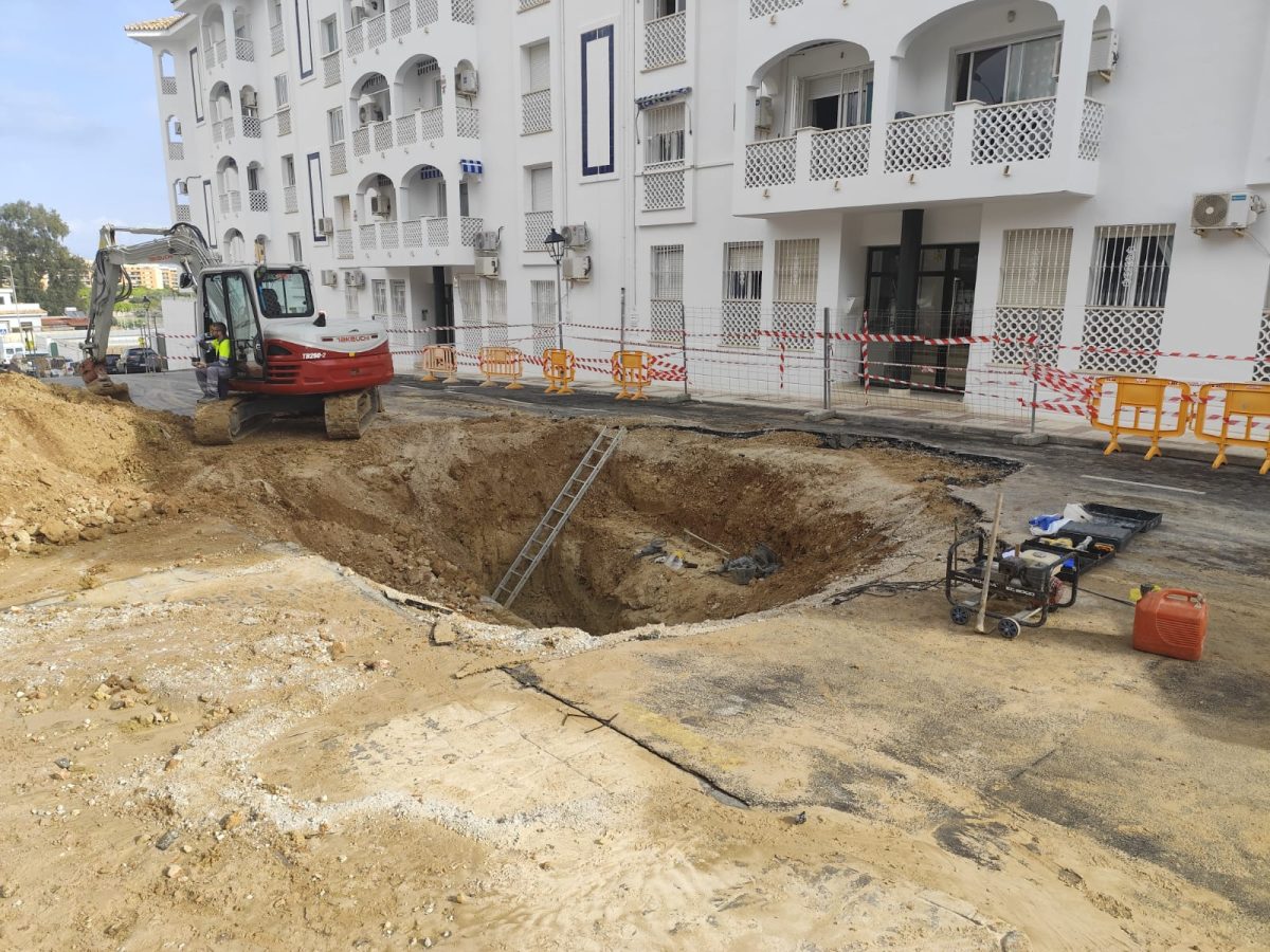 El Ayuntamiento de Benalmádena toma medidas para reparar la tubería de la calle Medina Azahara tras varias roturas - Imagen de WhatsApp 2024 11 27 a las 16.44.20 034660df Arreglo de la tubería en calle Medina Azahara, Benalmádena.