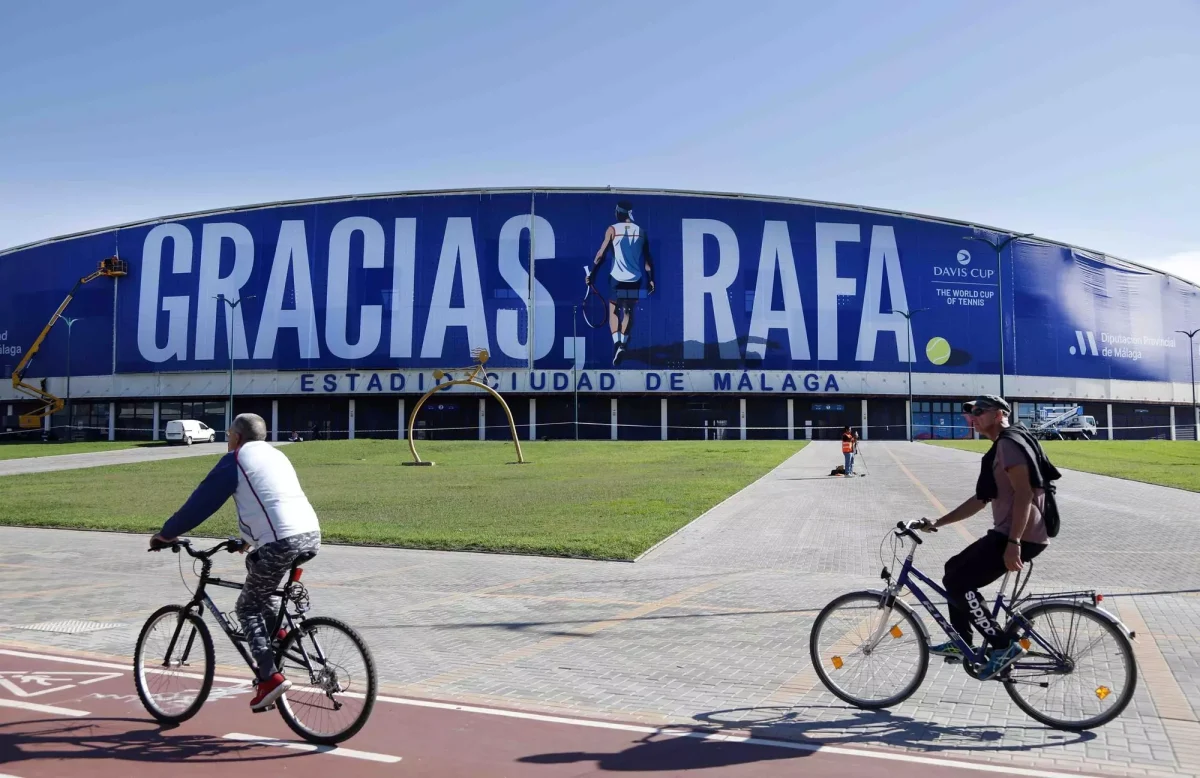Rafa Nadal ya está en Málaga para su última Copa Davis - Malaga despliega una lona gigante para homenajear y dar las gracias a Rafa Nadal Alex Zea Rafa Nadal ya está en Málaga para su última Copa Davis - Malaga despliega una lona gigante para homenajear y dar las gracias a Rafa Nadal Alex Zea