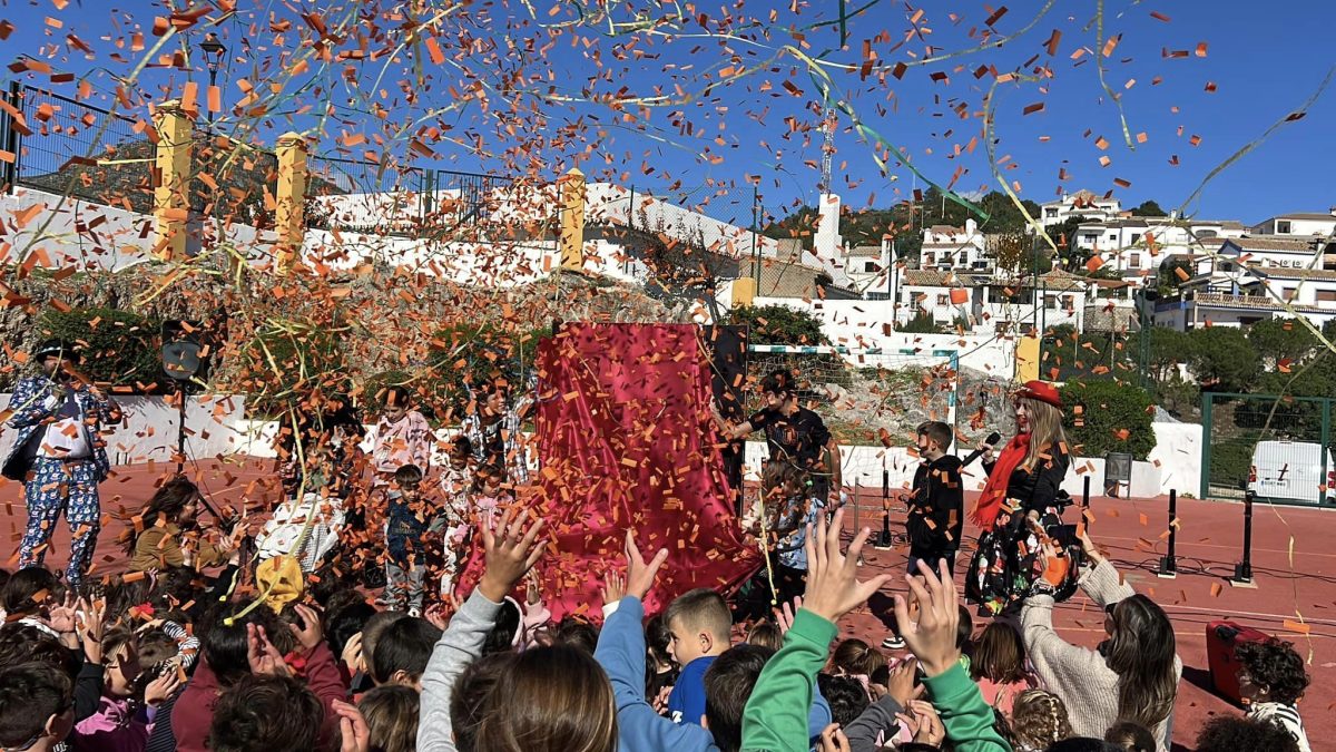 La magia de la Navidad llega a Casares: Esta es toda su programación - Navidad Casares Presentación del cartel de Navidad de Casares en el colegio Blas Infante. / D.MACÍAS