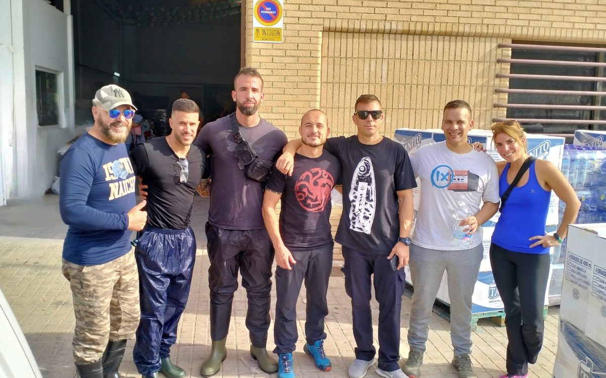 Policías de Estepona acaban su servicio nocturno de trabajo y se desplazan a Valencia a colaborar - Policias Estepona Policías de Estepona acaban su servicio nocturno de trabajo y se desplazan a Valencia a colaborar - Policias Estepona