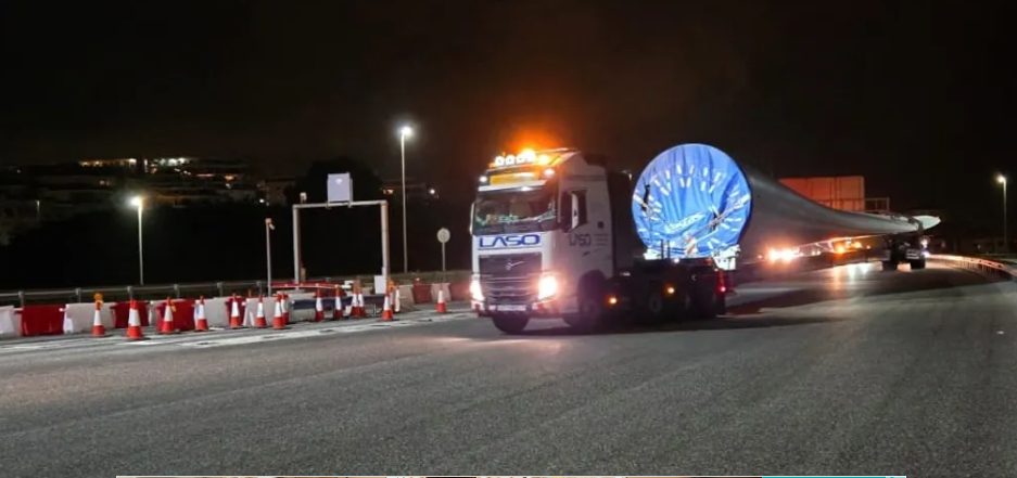 La autopista de peaje de la Costa del Sol cierra en la noche de este lunes en sentido Algeciras - Screenshot 2024 11 18 11.43.14 Transporte de aerogeneradores en la AP-7 este lunes. / Archivo