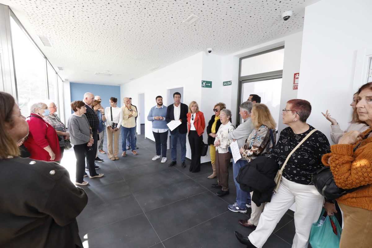 Finalizan las obras del nuevo centro de salud de Las Chapas, en Marbella - TGM6849 Vecinos recorren las instalaciones del nuevo centro de salud.