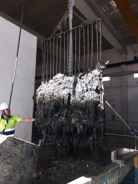 El cabello, el enemigo principal de las depuradoras: por qué no debes tirarlo al inodoro - Toallitas en rejilla entrada depuradora 1 450x600 1 El cabello, el enemigo principal de las depuradoras: por qué no debes tirarlo al inodoro - Toallitas en rejilla entrada depuradora 1 450x600 1
