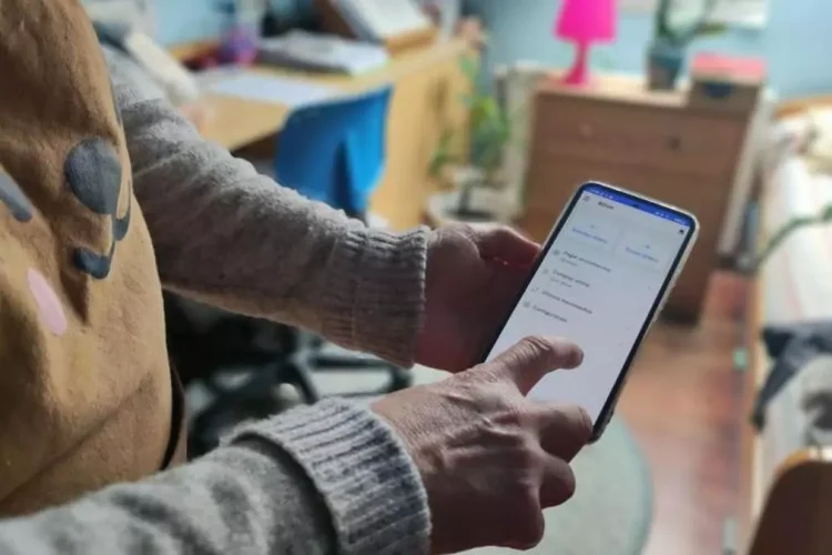 Así es la peligrosa estafa de bizum a través de WhatsApp - Una persona enviando bizum Así es la peligrosa estafa de bizum a través de WhatsApp