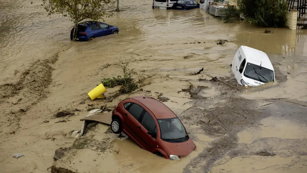 "Aquí también os necesitamos": el mensaje de los pueblos malagueños afectados por la DANA - adana malaga Río Guadalhorce desbordado. / EFE
