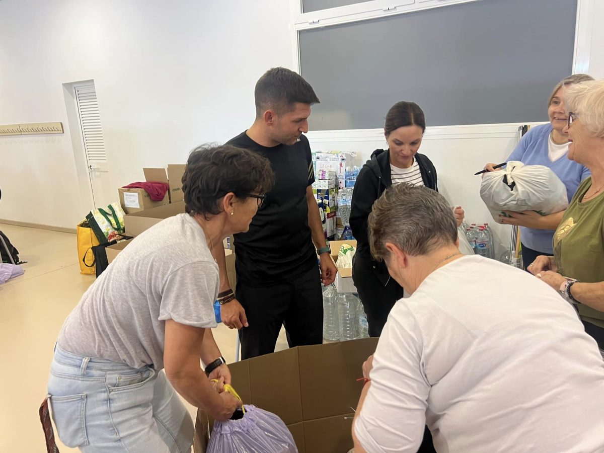 Desde Casares a Valencia también en Navidad - alcalde ayuda valencia dana casares El alcalde de Casares participando en la ayuda que va desde Casares a Valencia. / D.MACÍAS