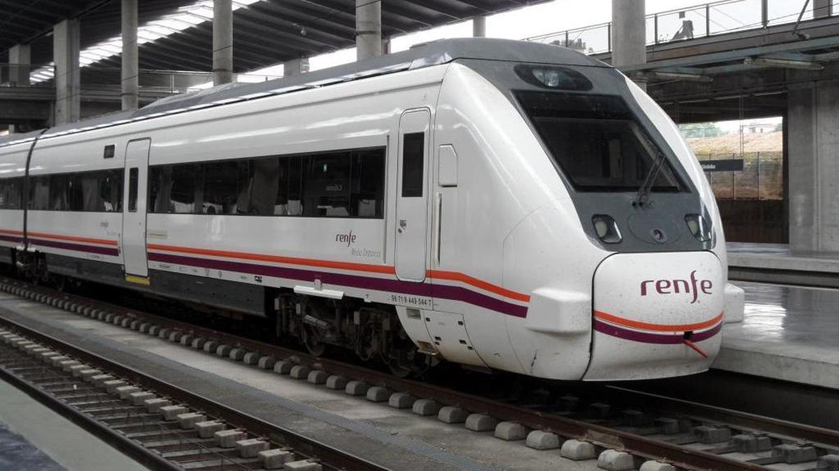 Interrumpidos los trenes de Media Distancia entre Sevilla y Málaga tras descarrilar una maquinaria de mantenimiento