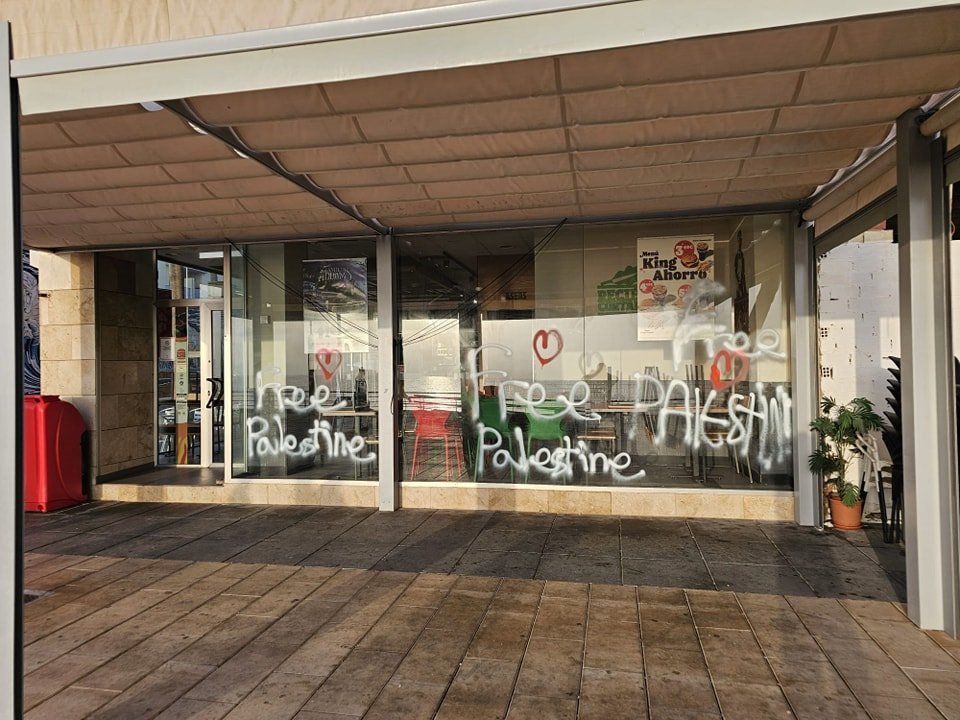 Atacan el Burger King de Manilva con pintadas de 'Free Palestina' - manilva negocio vandalismo Atacan el Burger King de Manilva con pintadas de 'Free Palestina' - manilva negocio vandalismo