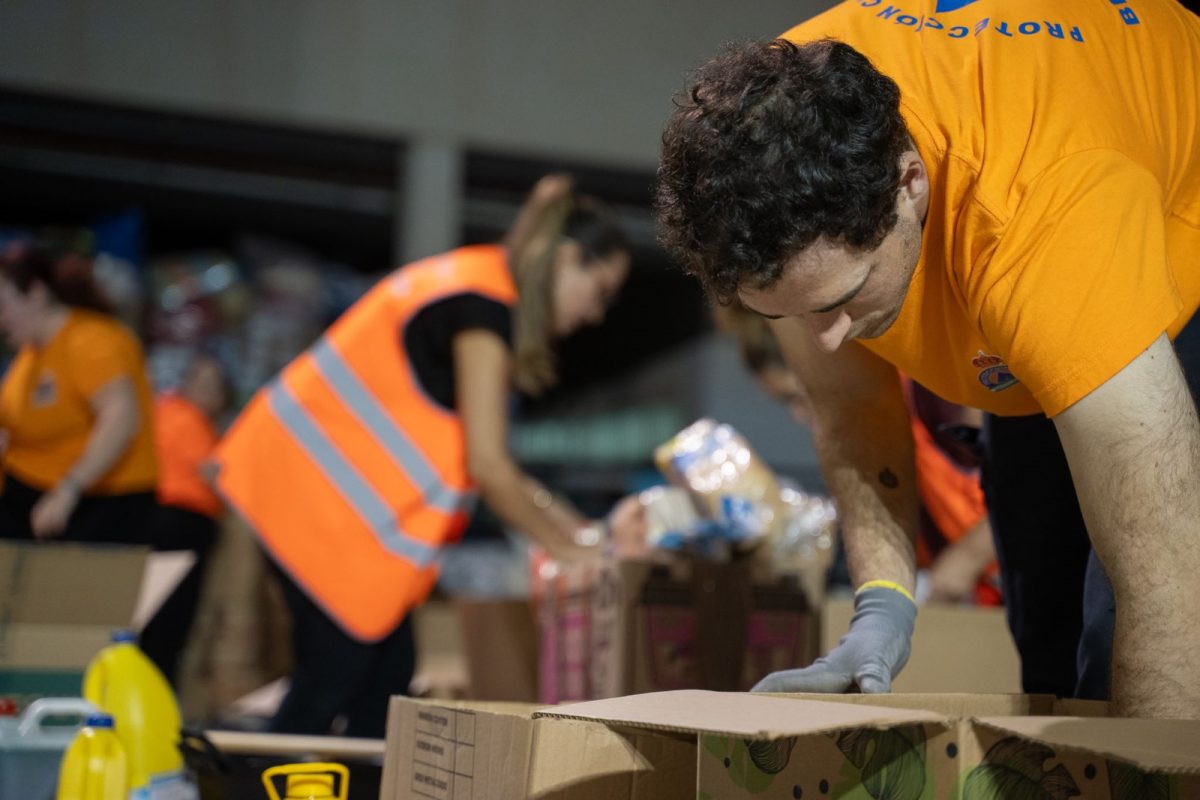 Benalmádena se vuelca con Valencia: llevará más de 70 toneladas de agua, mantas y alimentos - recogida material dana valencia Recogida urgente para Valencia en Benalmádena.