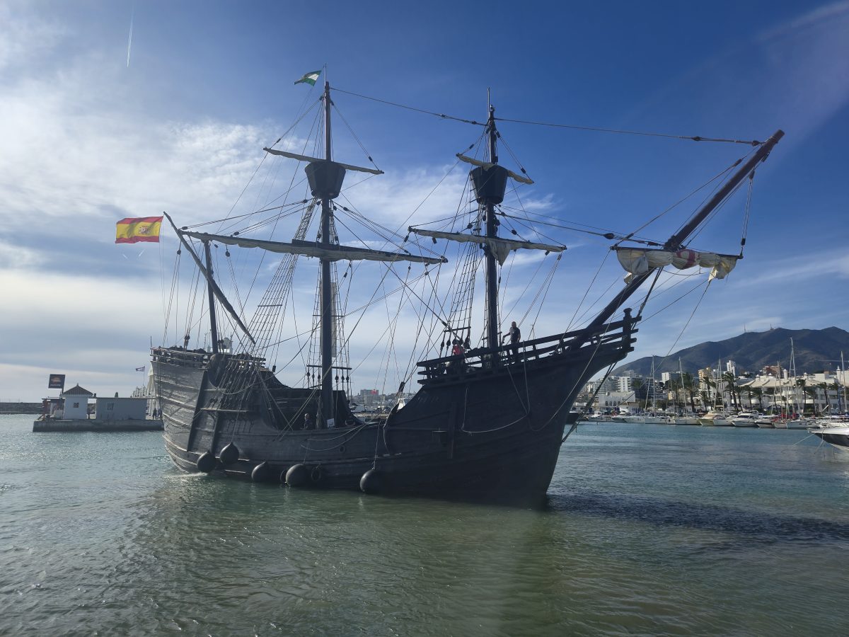El barco que completó la primera vuelta al mundo ya se puede visitar en el Puerto de Málaga - 20241207 141038 scaled Foto del Nao Victoria a su paso por Benalmádena./ E.CASTILLEJO