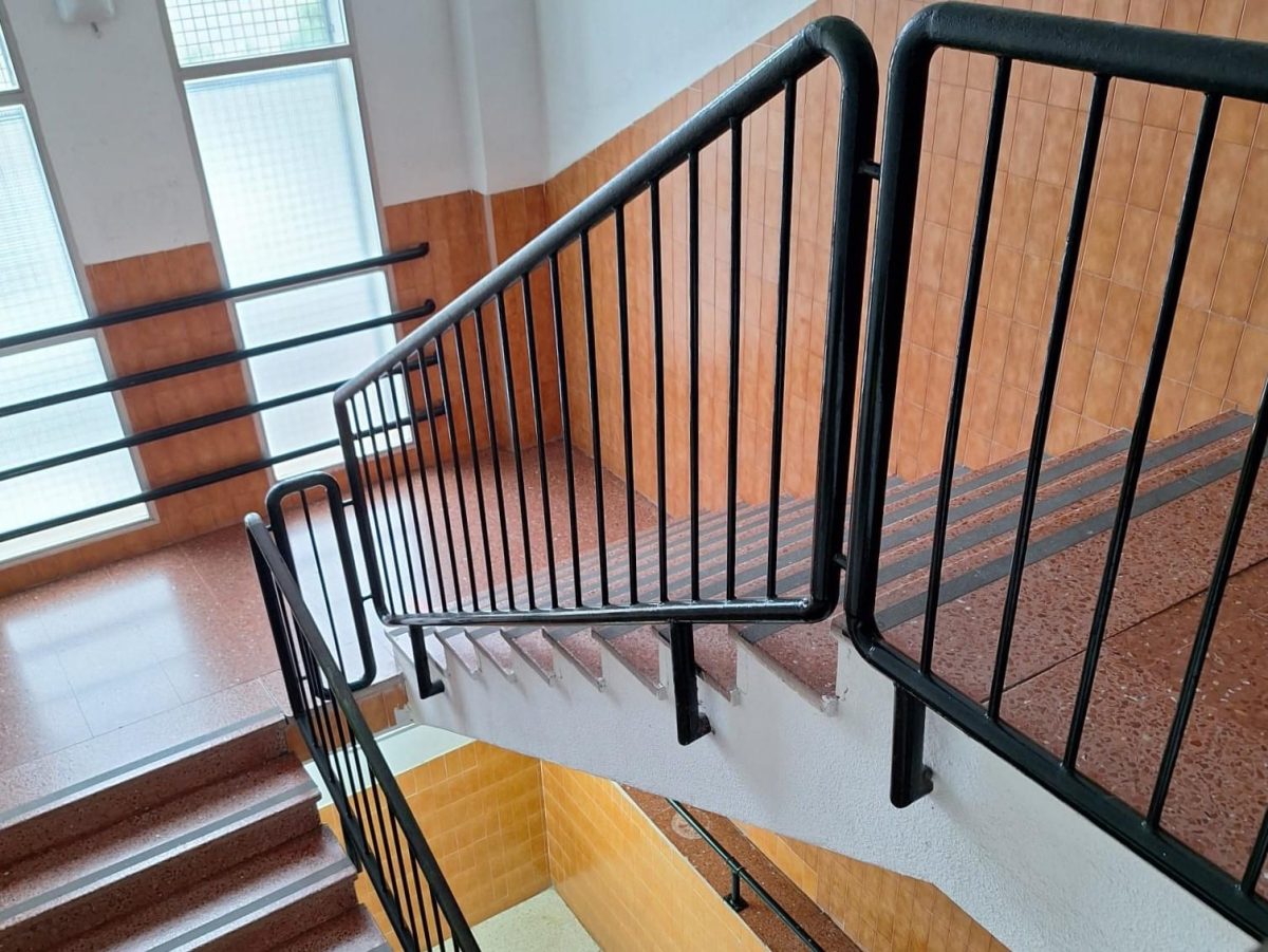 Educación invierte más de 117.000 euros en un ascensor para el IES Salduba de Marbella - 20241226 IES Salduba escaleras Educación invierte más de 117.000 euros en un ascensor para el IES Salduba de Marbella - 20241226 IES Salduba escaleras