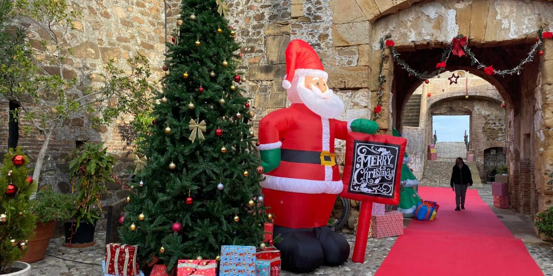 El Poblado Navideño de Sabinillas se celebrará del 23 al 29 de diciembre - 268289672 672023964207212 9088402606476756141 n 1140x570 1 Imagen de archivo del poblado navideño en Manilva.