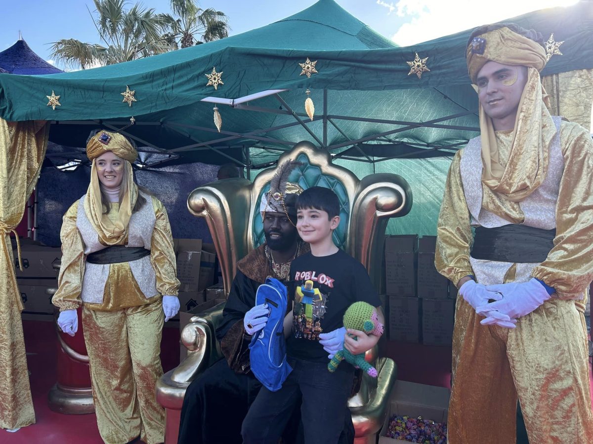 Despliegue real para la Cabalgata de los Reyes Magos en Benalmádena: Así será el recorrido - 416002026 907556664708290 3604286160480714407 n Baltasar con uno niño durante la visita del pasado año a Benalmádena.