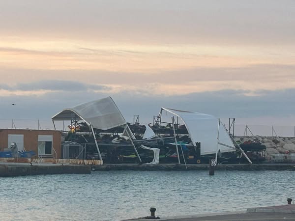 Caída de árboles, farolas y estructuras en Benalmádena debido a las fuertes rachas de viento - 469043905 1003470255143388 922996607109514300 n Fuertes rachas de viento en Benalmádena.