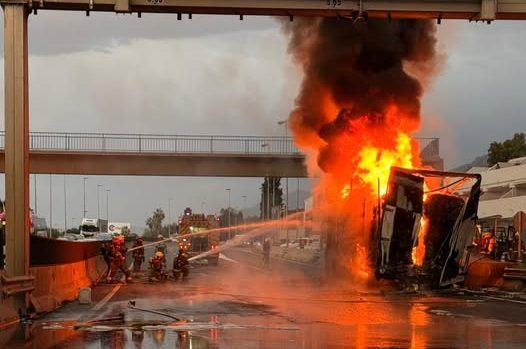 La A-7 vuelve a la normalidad tras el incendio de un camión que ha provocado grandes retenciones - 470214511 1146154027513363 15965660713827267 n e1734598335641 Incendio de un camión en la A-7./ RTV MARBELLA