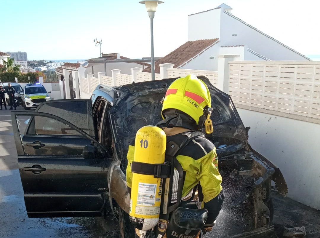 Incendio en un vehículo moviliza a los servicios de emergencia en Benalmádena - BOMBEROS BENALMADENA e1733841906369 Incendio en un vehículo moviliza a los servicios de emergencia en Benalmádena - BOMBEROS BENALMADENA e1733841906369