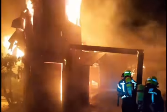 Los Bomberos extinguen un incendio en una vivienda prefabricada en el Hornillo, Mijas - Captura 1 Sofocan las llamas de una casa./ BOMBEROS DE MIJAS