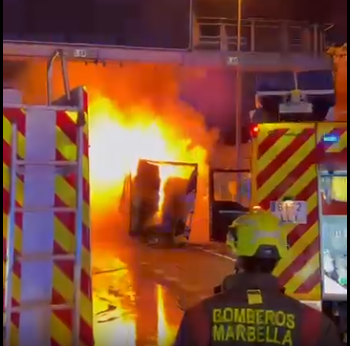 El camión incendiado en la A-7 transportaba plásticos inflamables - Captura 2 Un camión sale ardiendo en la A-7.