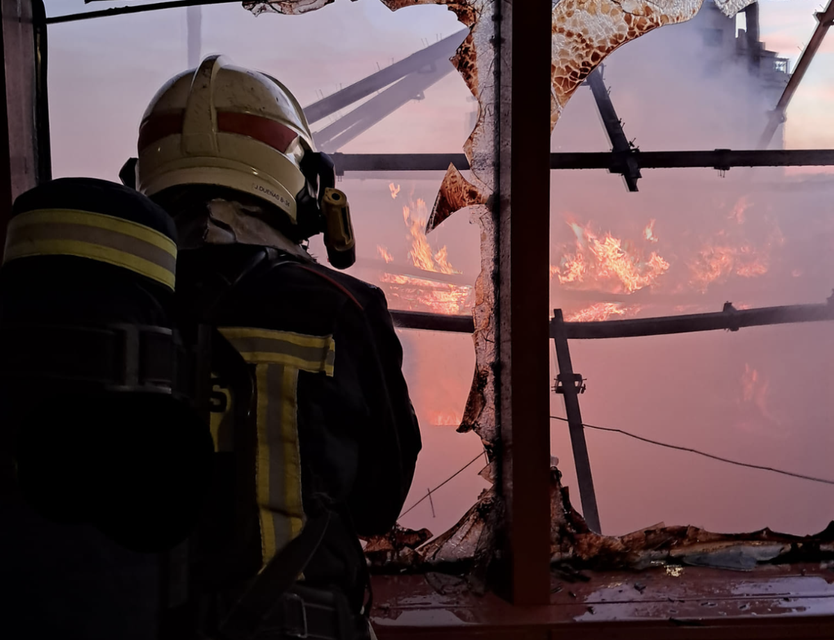 Un aparatoso incendio en el Hotel Polinesia de Benalmádena obliga a evacuar a 800 personas - Captura de pantalla 2024 12 06 a las 10.25.51 Bombero actuando en la extinción del incendio del hotel.