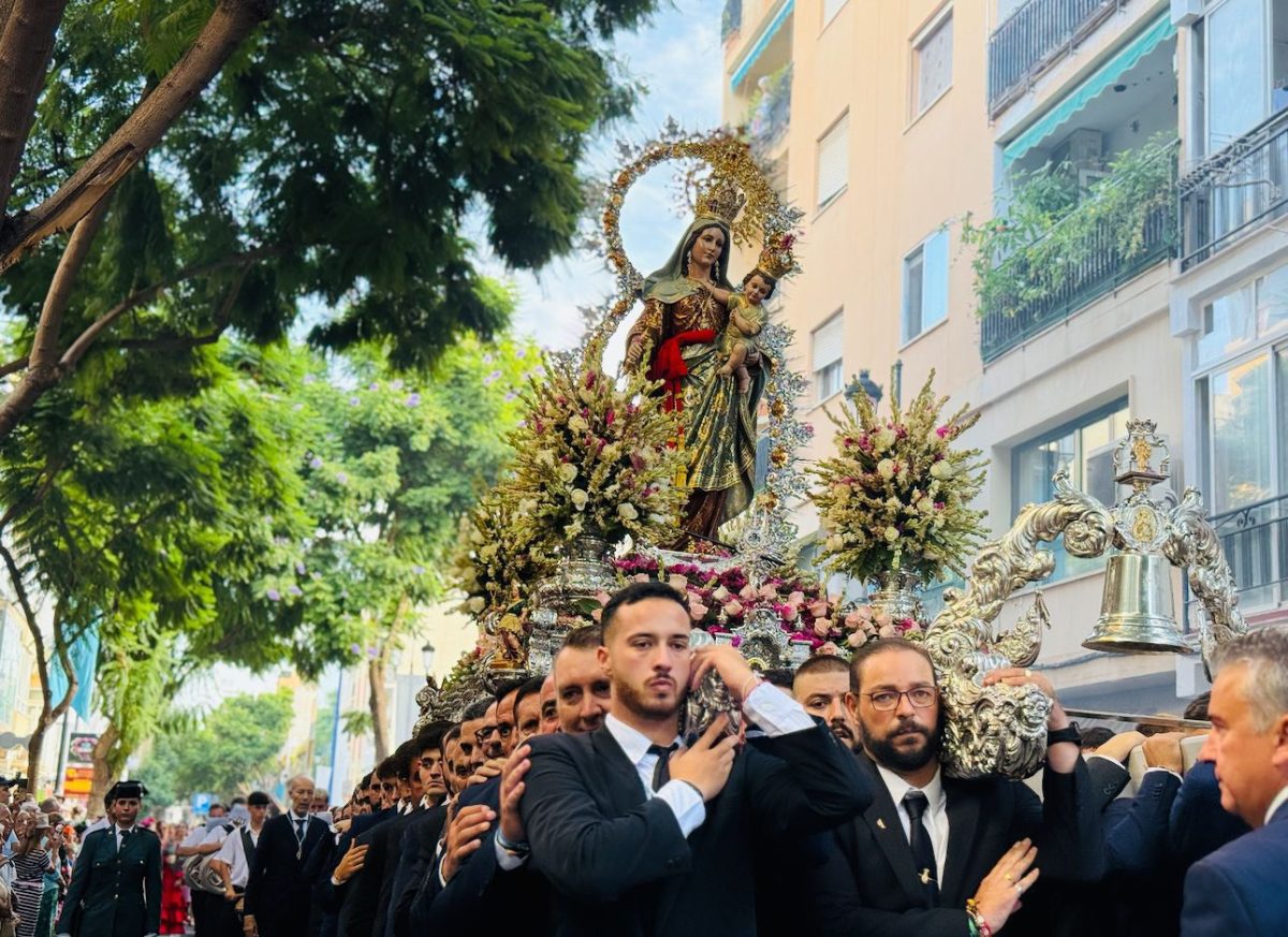 La procesión del Rosario Coronada de Fuengirola es ya fiesta de singularidad turística a nivel provincial - Salida procesional de la Virgen del Rosario Coronada Virgen del Rosario en Fuengirola.